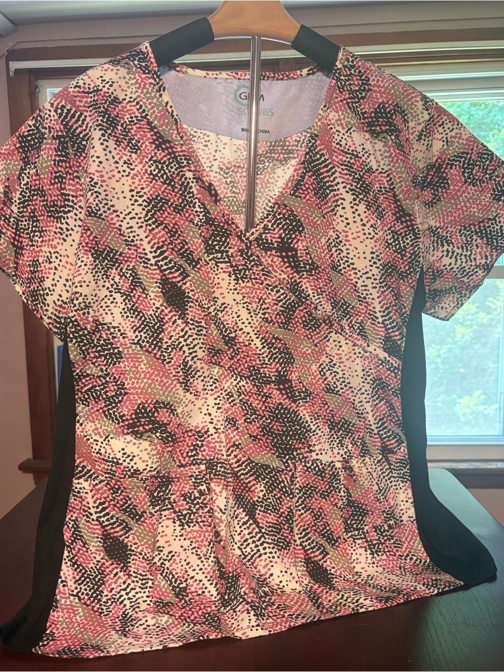 💖 GEM Scrubs | Pink & Black Abstract V-Neck Top - XL